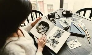 žena si prezerá staré fotografie v albume